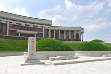 [하늘에서 본 북녘] 황남 신천박물관 유감…거짓 선동의 ‘표본’