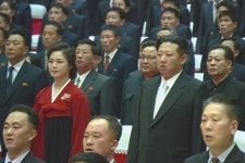 한복 입고 등장한 리설주에 주민들 깜짝… 김정숙어머님화 의도?