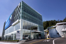 BMW 한독모터스, 20대 차량 전시 가능한 통합센터 오픈
