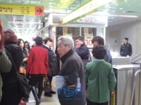 [속보] 부산지하철 2호선 개금역 60대 남성 투신(3보)
