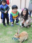 롯데백화점 광복점, 직접 먹이주는 미니동물원 ‘인기’