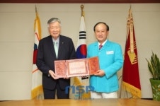 여수시, 이중근 부영회장에 감사패 전달