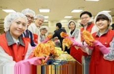 광주신세계, ‘사랑의 김장 담그기’ 나눔활동 펼쳐