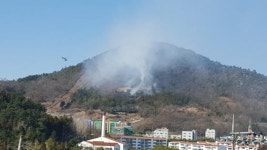 여수시 무선산 불... 소방헬기 2대 출동 진화해