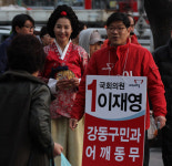 “내조도 왕비급”…박정숙, 정치인 남편 표심 위해 ‘궁중복장’ 불사