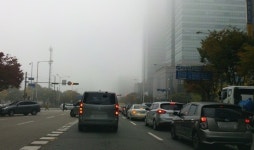 안양시내 출근 길 짙은 안개로 운전자 불편