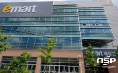  이마트 , 하야 촉구 배지 착용한 직원 겁박해 비난 봇물 