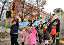  현대차, 안산 와동초등학교 노란색 안전신호등 설치 