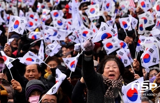 서울 도심 윤석열 대통령 탄핵 촉구 집회와 반대 집회 동시 개최, 교통 혼잡 우려
