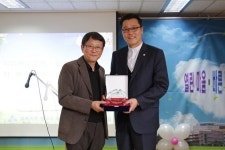  신성철 안산시의원, 지역 초등학교로 부터 감사패 받아 
