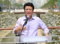  김만수 부천시장, 복원된 심곡천서 기자회견 가져 