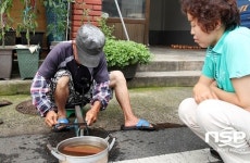  강진군 강진읍 5일장, 추억 속의 낫 갈이 ‘눈길’ 