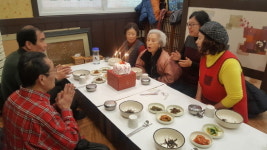  수원 우리낙지한마당, 홀몸어르신들 생신상 차려 