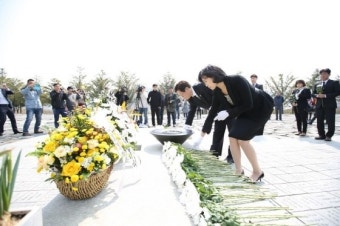 이재명 경기지사 예비후보, 故 노무현 전 대통령 묘역 참배