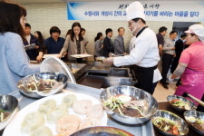  염태영 수원시장, 구내식당 점심 평양냉면 배식 봉사 