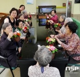  수성무지개봉사단, 시지재가노인보호센터 카네이션 만들기 봉사 