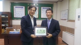  안양시 관양2동 새이룸교회, 고등학생 장학금 전달 