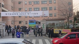  [수능풍경] “시험 잘보세요”…수원 장안고 앞 열띤 응원 