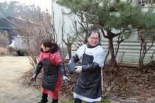  유영호 경기도의원, 연탄배달로 이웃사랑 실천 
