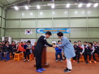  정맹숙 안양시의회 총무경제위원장, 평촌배드민턴클럽서 감사패 받아 