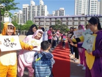  수원 화양초, 등굣길 레드카펫으로 어린이날 축제 