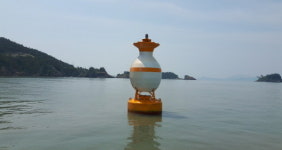  신안군 증도면 방축리 도덕도 앞 도자기 부표 ‘눈길’ 