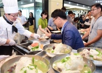  염태영 수원시장, 시청 직원에게 삼계탕 배식 