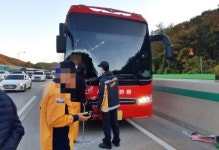시흥 목감IC천 부근서 승합차, 관광버스 잇따라 3중 추돌