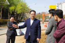 김정택 안산시의회 부의장, 상록구 마로니에 공원 앞 공사현장 점검