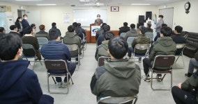 박상돈 천안시장, 환경미화원에 격려품 전달