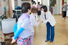 김보라 안성시장, 경로당 운영 재개 현장 방문