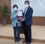 박옥분 경기도의원, 수원 명인초 공로패 받아