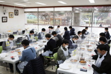 안산도시공사, 홀몸어르신 대상 ‘사랑의 떡만둣국’ 나눔 진행