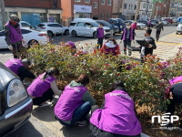 광양 광영동주민자치위원회, 꽃 식재로 봄 향기 ‘솔솔’