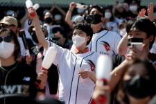 김은혜 경기지사 후보, 수원구장서 KT 응원 중