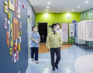 김태우 서울시 강서구청장, 가양구립도서관 방문·영·유아 자료실 꼼꼼히 점검