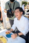 이기재 양천구청장, 추석맞이 직거래 장터서 달고나 체험·지역특산물 홍보
