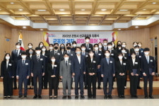 군포시, 신규 공무원 33명 임용…“꼭 필요한 인재로 자라주길”