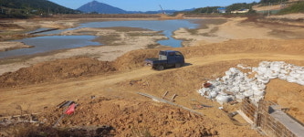 신안군 기동저수지 제방 공사, 가뭄에 어쩌나  타는 농심