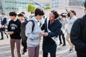 강원도교육청, 등굣길 학생 대상 ‘마약범죄 예방 캠페인’ 전개