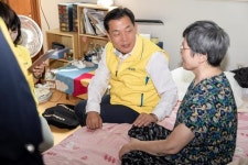 이재준 수원시장, 일일 새빛돌보미로 홀몸 노인 직접 챙겨