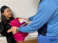 포스코 포항제철소, 초등학교 입학 앞둔 직원 자녀에게 축하선물 전달