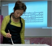 오지윤 작가, 베니스비엔날레 국제미술전 초대...단색채 작품에 전시 관객 눈길 쏠려