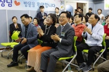 진교훈 강서구청장, ‘신바람 노래 교실’ 찾아 주민과 소통