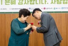 진교훈 강서구청장, 어버이날 경로 행사장 찾아 노래 등 감사 인사