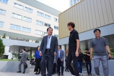 신경호 강원도교육감, 신동초 이전 공사 현장 방문