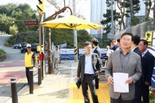 이상일 용인시장, 삼가초 정문 앞 보행신호등 이설 현장 살펴