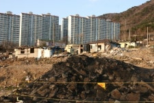 창원시·건설사,엄청난시세차익…이주민들 여관,노숙전전