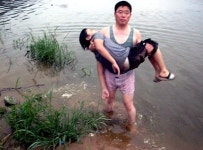 경찰, 익사직전 어린이 극적으로 구해내