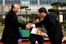 조용기 목사 언양 초등학교 도서관 지원